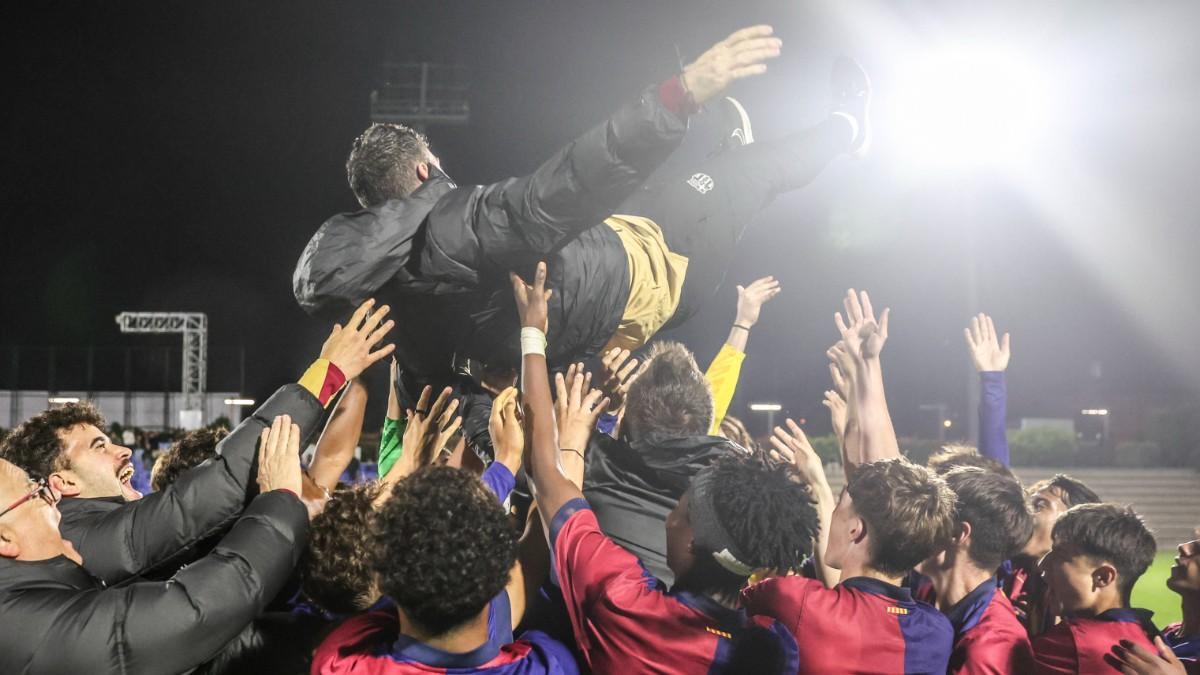 Pol Planas, manteado por sus jugadores