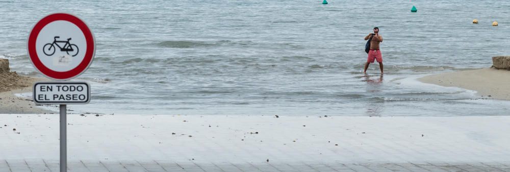 Las lluvias han partido en dos la playa de la Albufereta