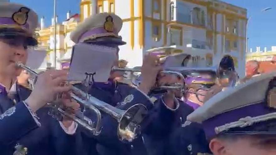 Vídeo | Llegan Los Gitanos para acompañar al nazareno de la caridad al son de 'Y llegó La Madrugá'