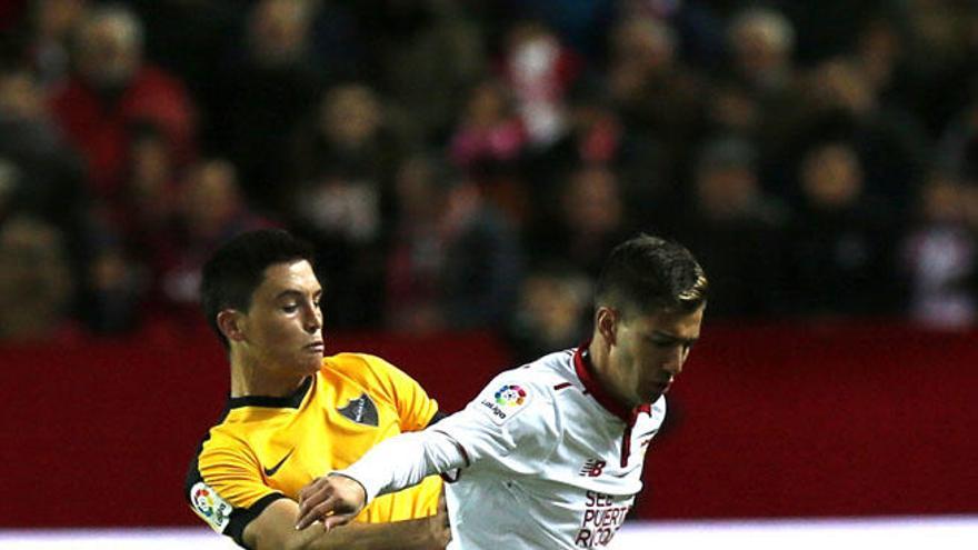 Ricca pelea con Vietto por un balón en el partido de Sevilla el pasado sábado.