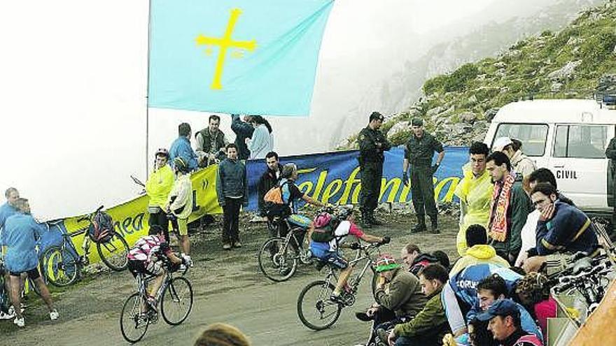 Aficionados al ciclismo, en el Angliru durante una de las etapas celebradas en el puerto.