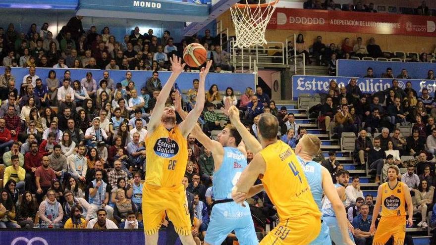 El holandés Kevin Van Wijk está a punto de atrapar el balón, ayer en Lugo en el partido entre Breogán y COB. // FDV