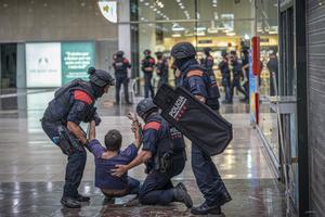 Simulacro de atentado terrorista en Sants.