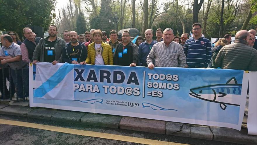 El patrón mayor de Cangas (de amarillo), en la manifestación de hoy en Oviedo.// Fdv