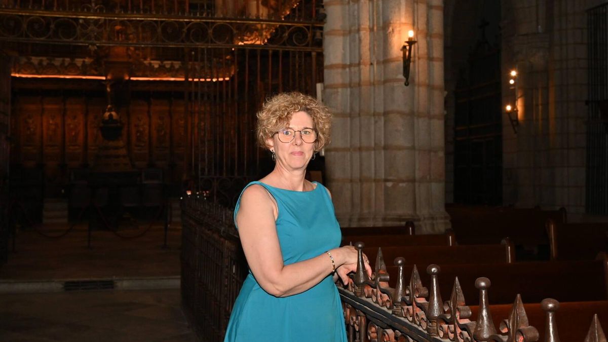 La historiadora Rocío Rollano Hernández al lado de una de las curiosidades de la catedral