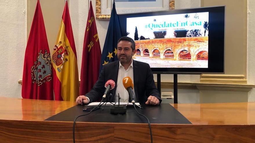 El alcalde de Alcantarilla, Joaquín Buendía, comparece en rueda de prensa para explicar las medidas adoptadas.