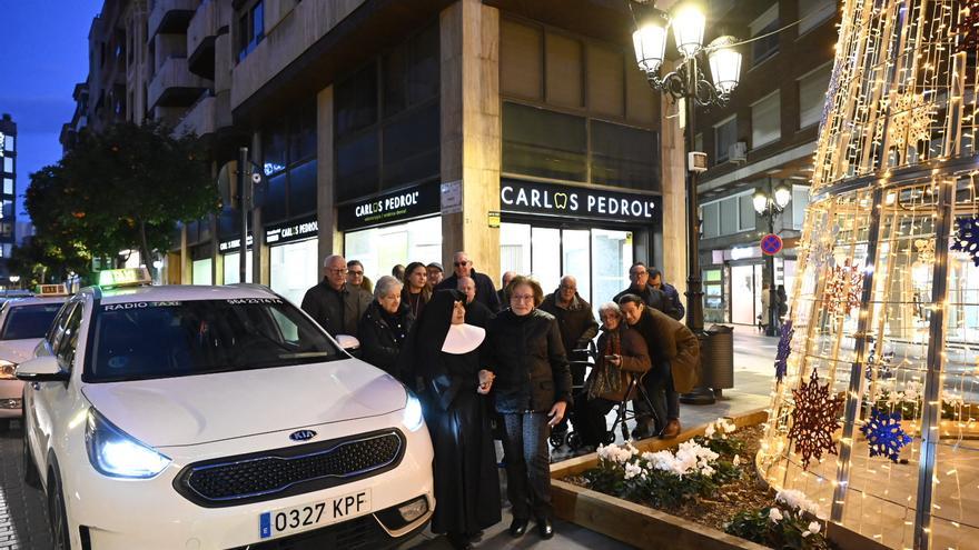 Varios taxistas solidarios llevan a los mayores de Castelló a ver las luces de Navidad