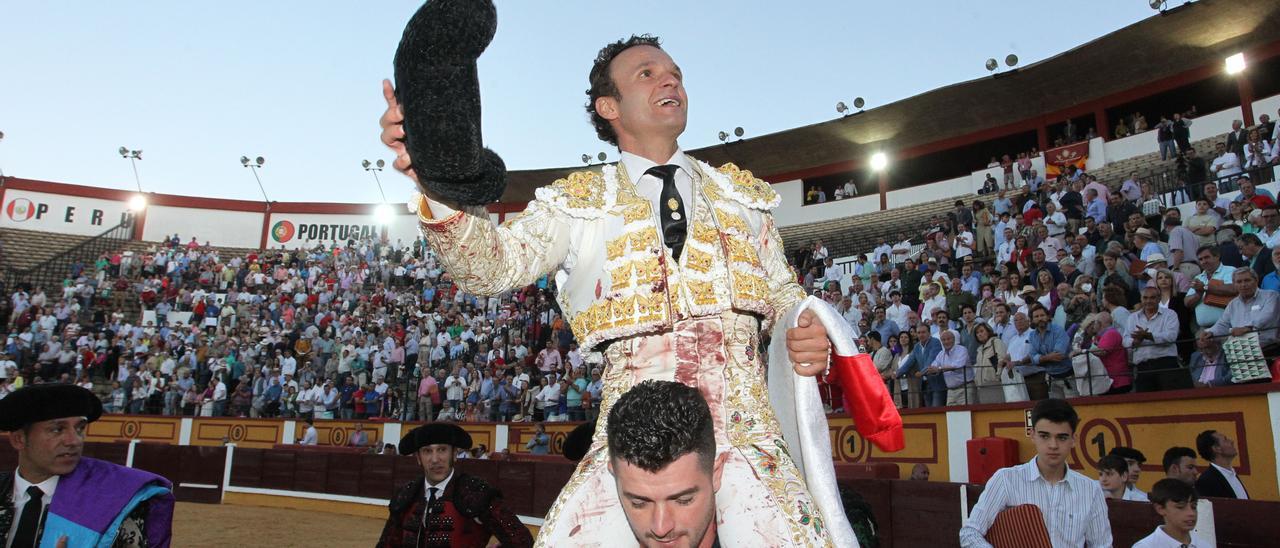 Antonio Ferrera, ayer a hombros, en la plaza de toros de Pardaleras.