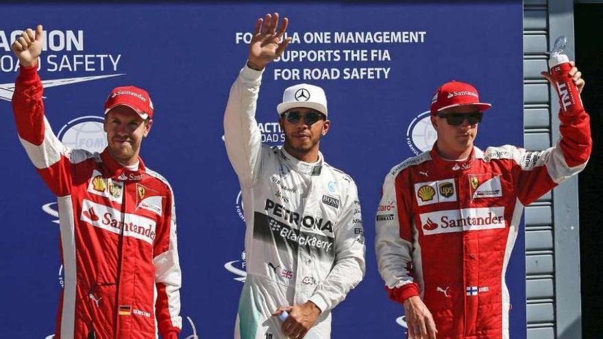 Hamilton, en el centro, escoltado por Vettel, a la izquierda, y Raikkonen.