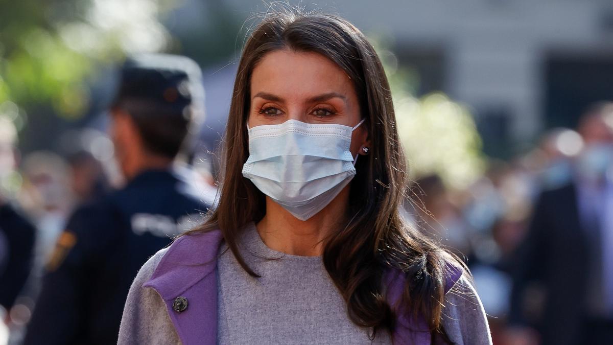 La Reina Letizia recupera un vestido y abrigo a juego de 2016.