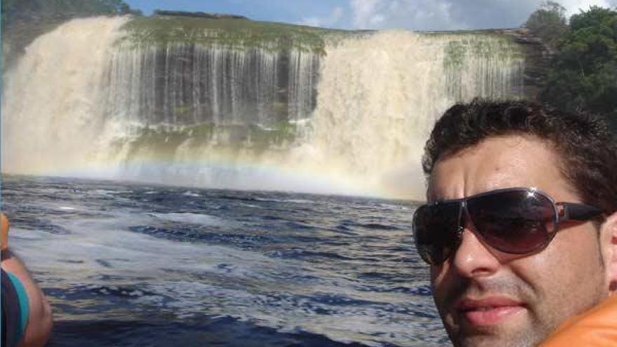 Un descanso junto a las cataratas del Salto del Ángel - Uno de los viajes inolvidables de Luis López fue el que realizó en 2009 a Venezuela. De la capital, Caracas, no guarda un buen recuerdo, &quot;porque estaba todo muy militarizado y cada dos por tres nos paraban chavales de 16 años para preguntarnos a dónde íbamos y qué hacíamos allí&quot;. No obstante, quedó maravillado de enclaves naturales como el de la foto, en el parque natural de Canaima.