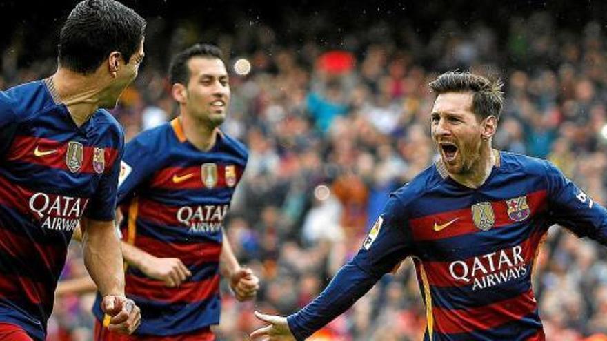 Leo Messi celebra el primer gol abans que arribin Suárez i Busquets