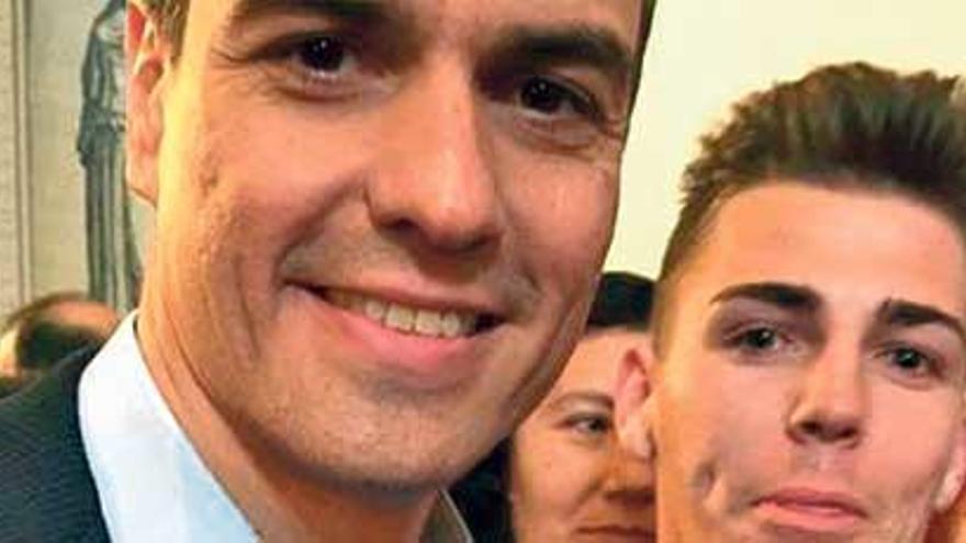 Pedro Sánchez, secretario general del PSOE, junto a Jordan Thomas.