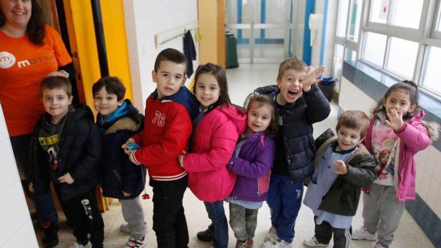 La monitora Ana Álvarez, con niños de Infantil en la puerta de un aula del colegio Lorenzo Novo Mier.