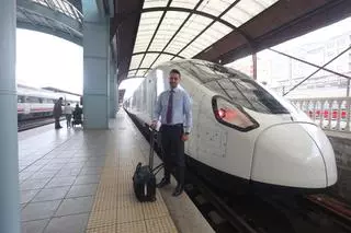 Un maquinista coruñés, a los mandos del primer tren de alta velocidad que llega a la ciudad