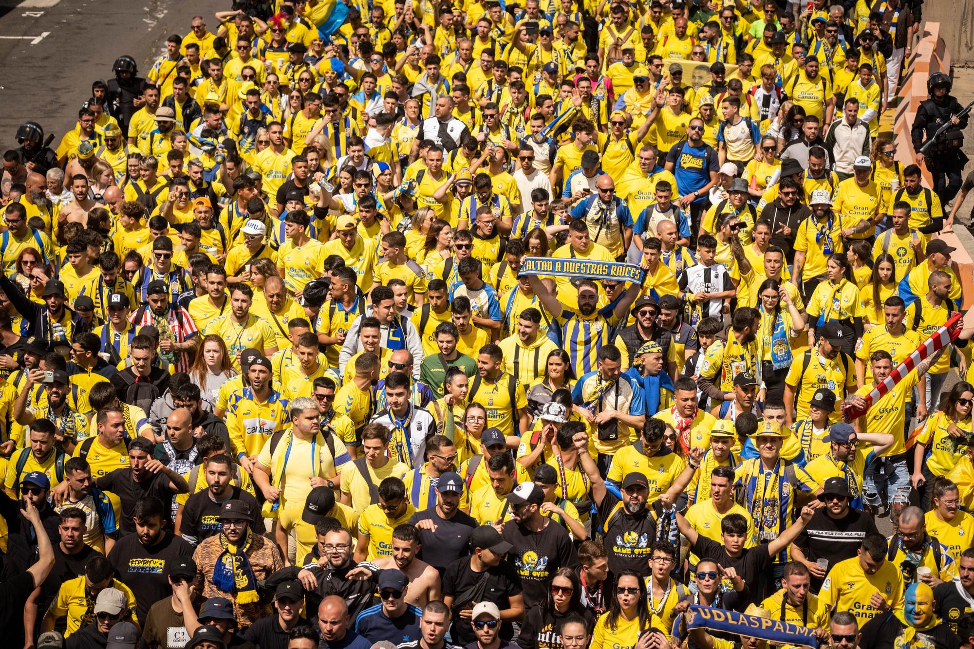 Los aficionados de la UD Las Palmas se dirigen al Heliodoro