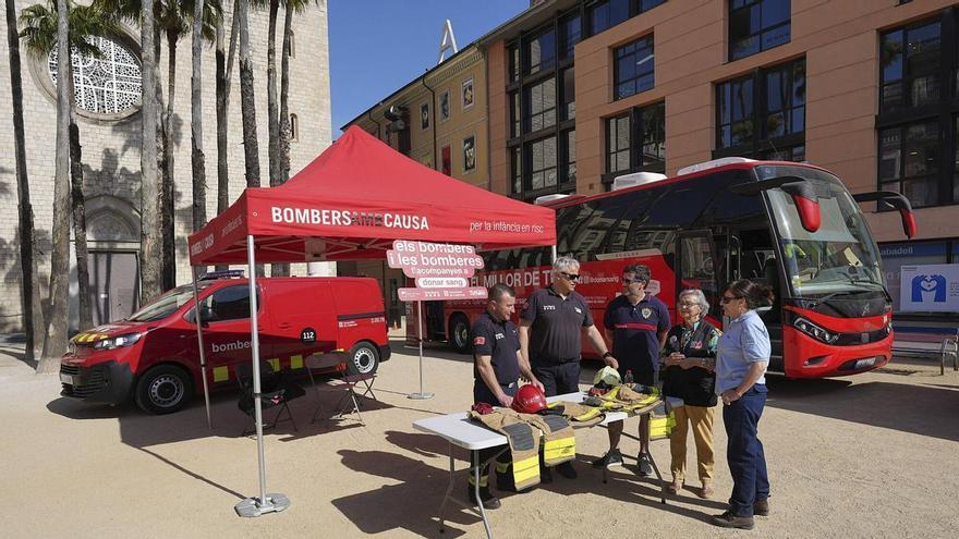 Els Bombers animen a donar sang al centre de Girona