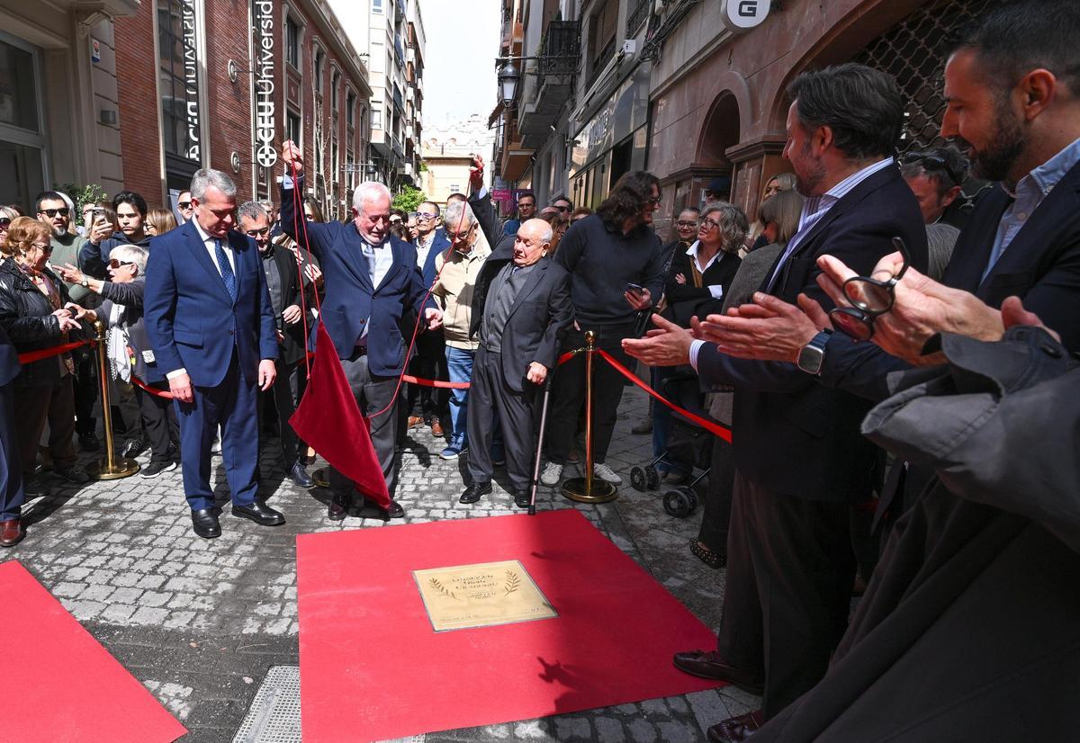 Francisco Oliva levanta su placa junto al presidente de Cedelco en la calle Trinquet de Elche
