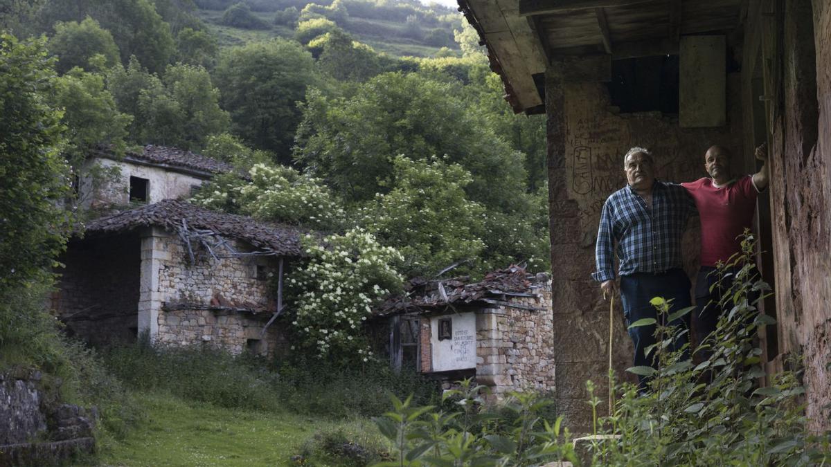 Canor y Dani González a la puerta de casa Norio, con la de Pepa al fondo.