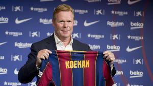 Ronald Koeman posa con la camiseta del Barça.