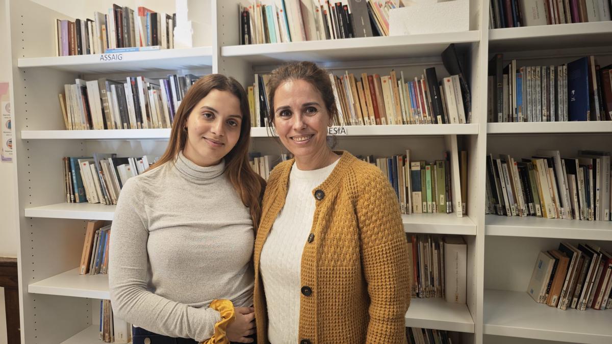 Imane Bouzerda y Malena Tugores, en la biblioteca de sa Pobla.
