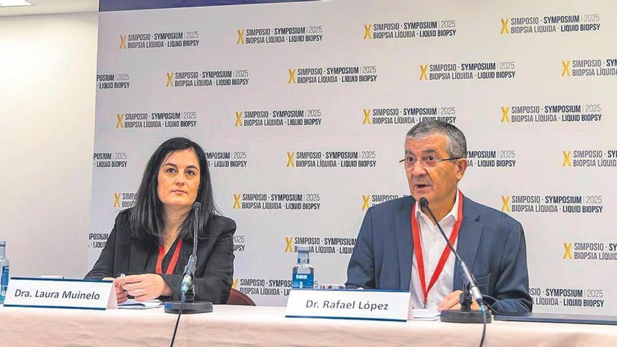 Laura Muinelo y Rafael López, en la presentación del X Simposio Biopsia Líquida en Santiago de Compostela. | Jesús Prieto