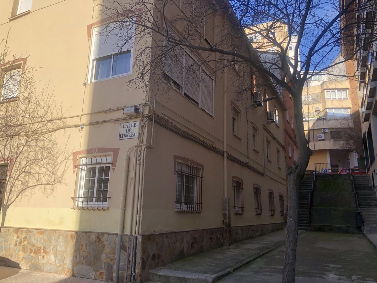 Uno de los edificios de la calle León Leal.