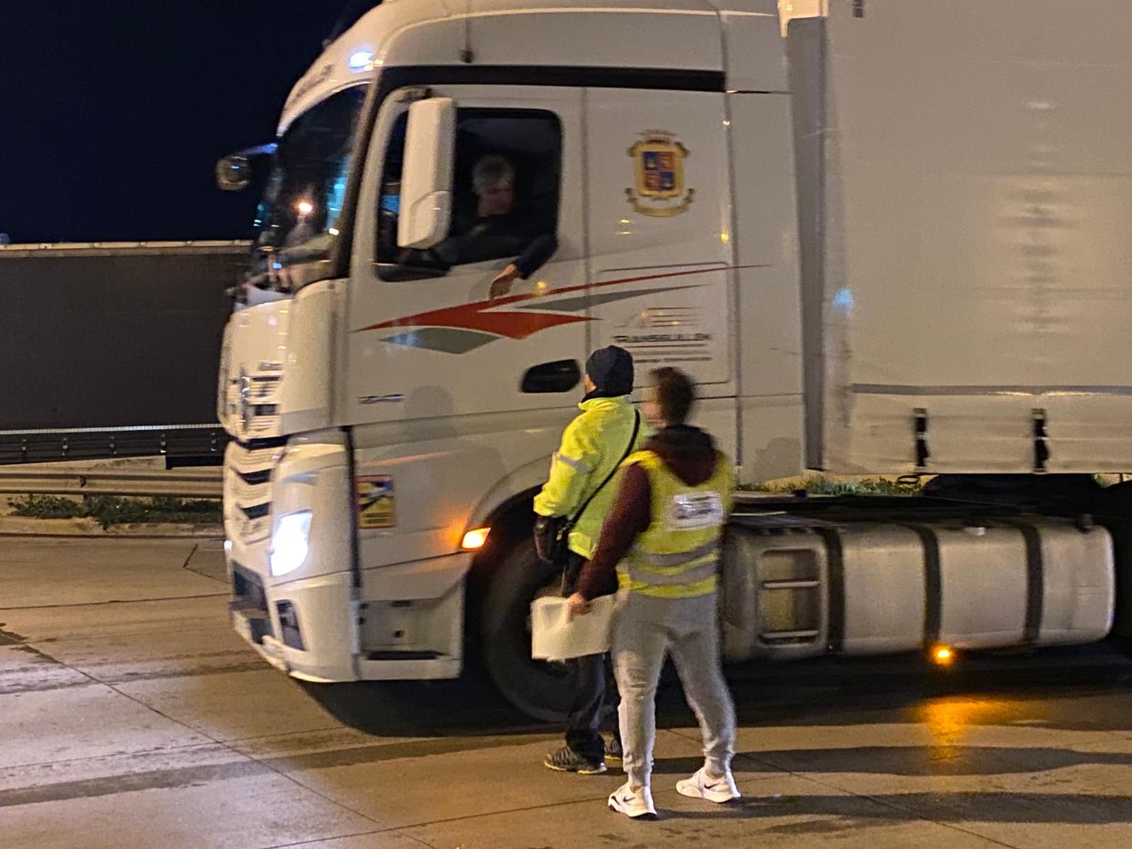 Piquets a La Jonquera per la vaga dels transportistes