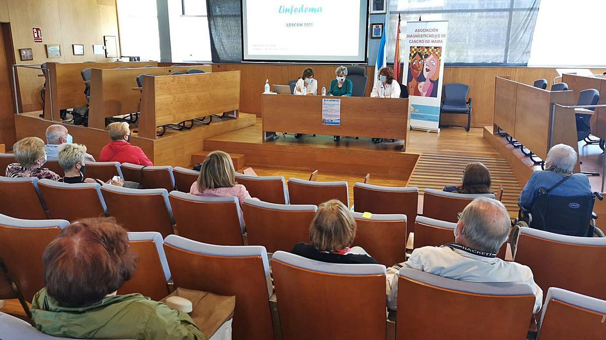 Conferencias inaugurales impartidas ayer en el salón de plenos de Cangas.   | // SANTOS ÁLVAREZ