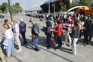 Colas en Gijón para entrar al mitin de Pedro Sánchez (en imágenes)