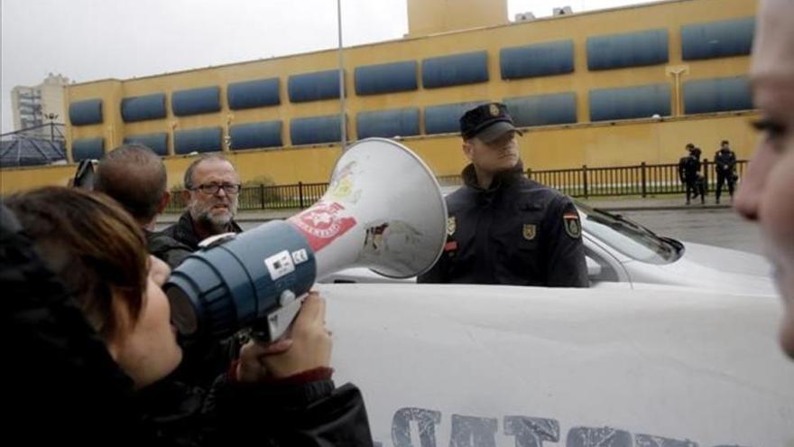 Concentración de apoyo a los internos del CIE de Aluche, en huelga de hambre