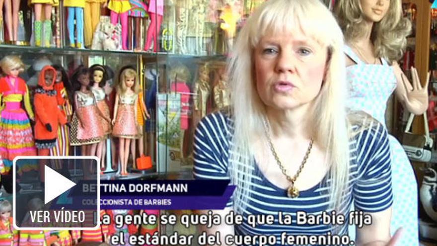¿Cómo es la mayor coleccionista de Barbies del mundo?