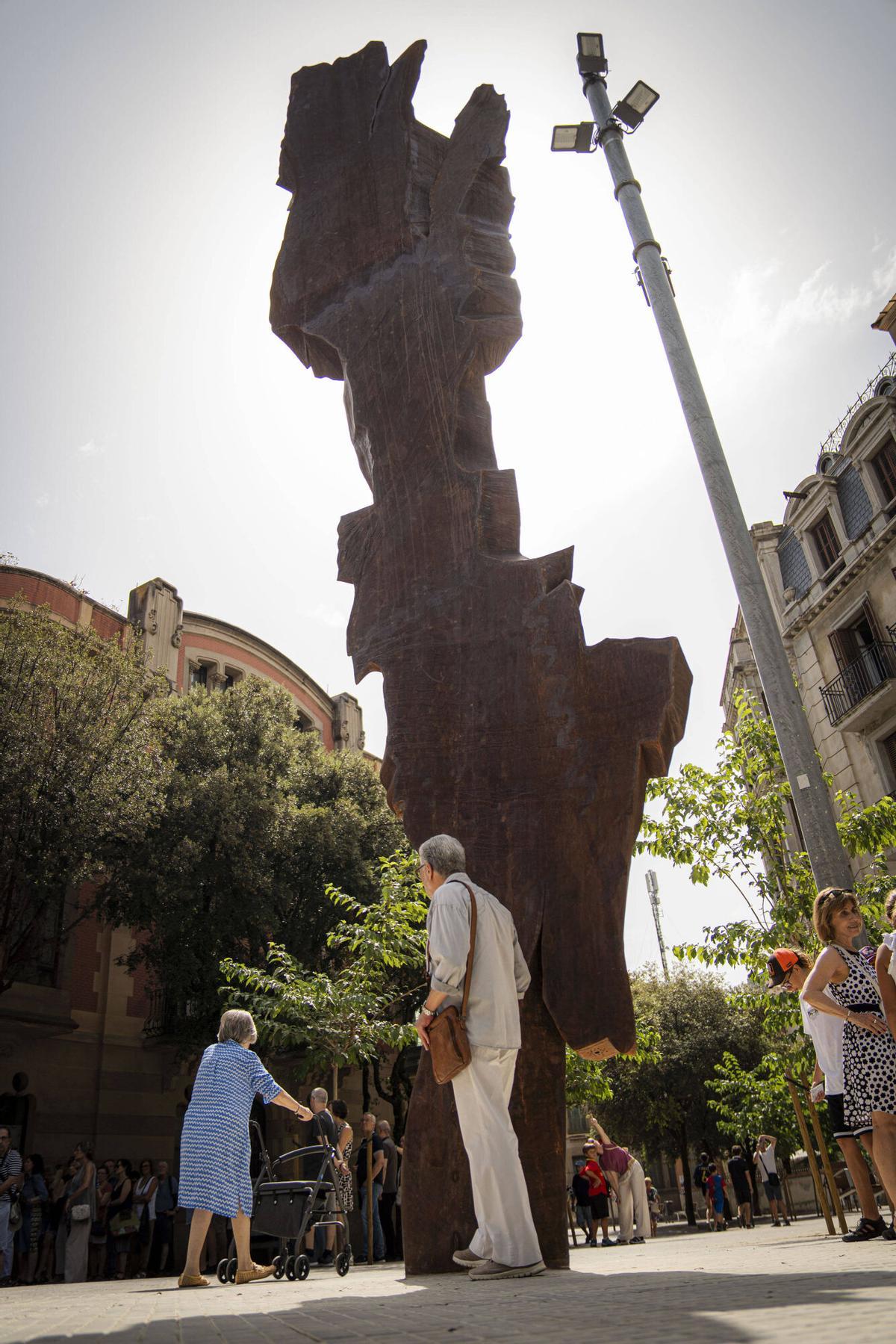 L'escultura que parla: S'inaugura la "Metralla" que recorda els morts manresans de la Guerra Civil L'escultura que parla: S'inaugura la "Metralla" que recorda els morts manresans de la Guerra Civil