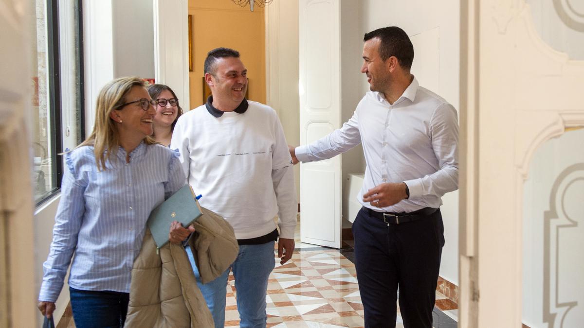 Vicent Mompó recibe en la Diputació al alcalde de Barxeta Vicent Torregrosa