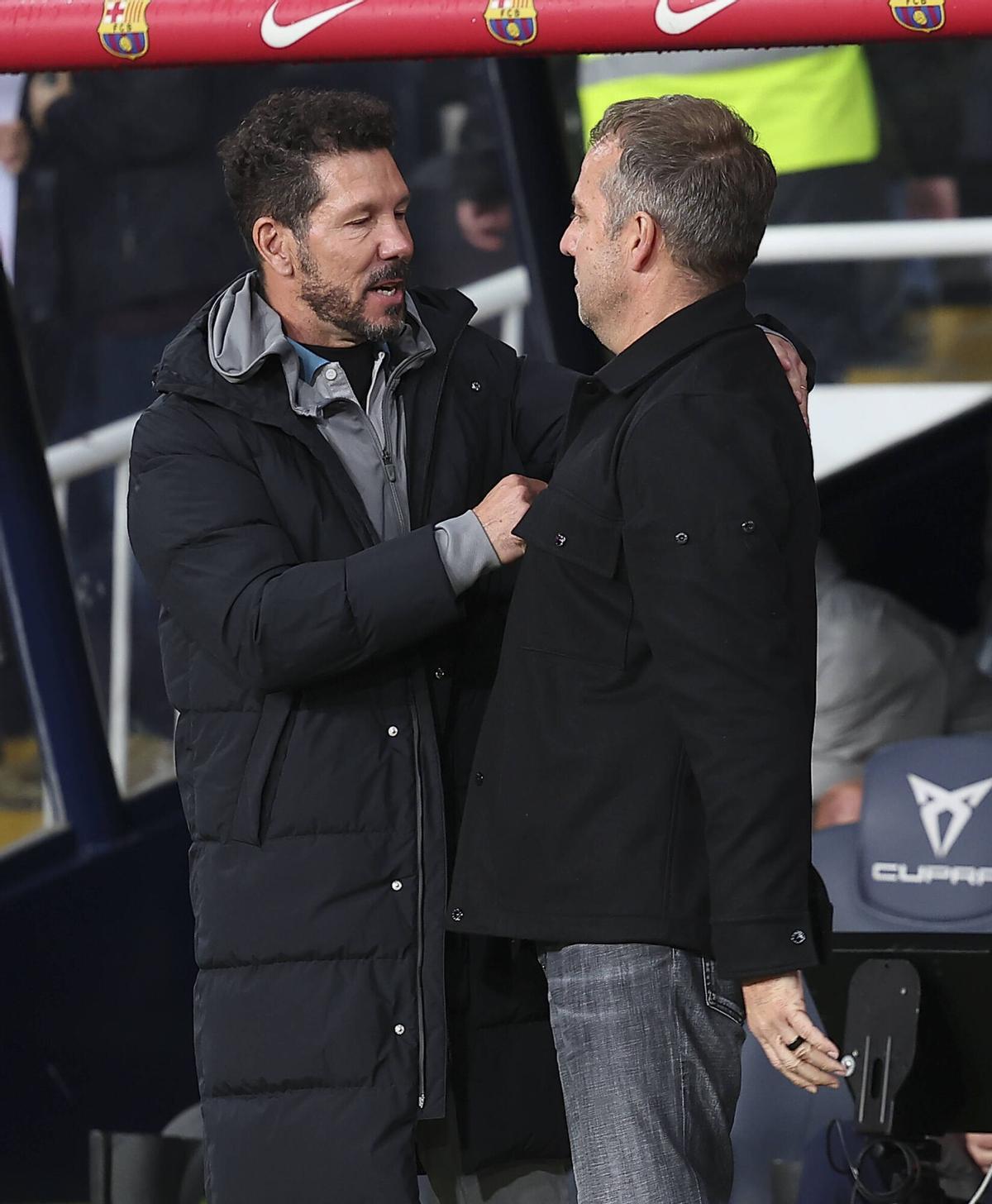 Simeone y Flick se saludan antes del Barça - Atlético de Madrid