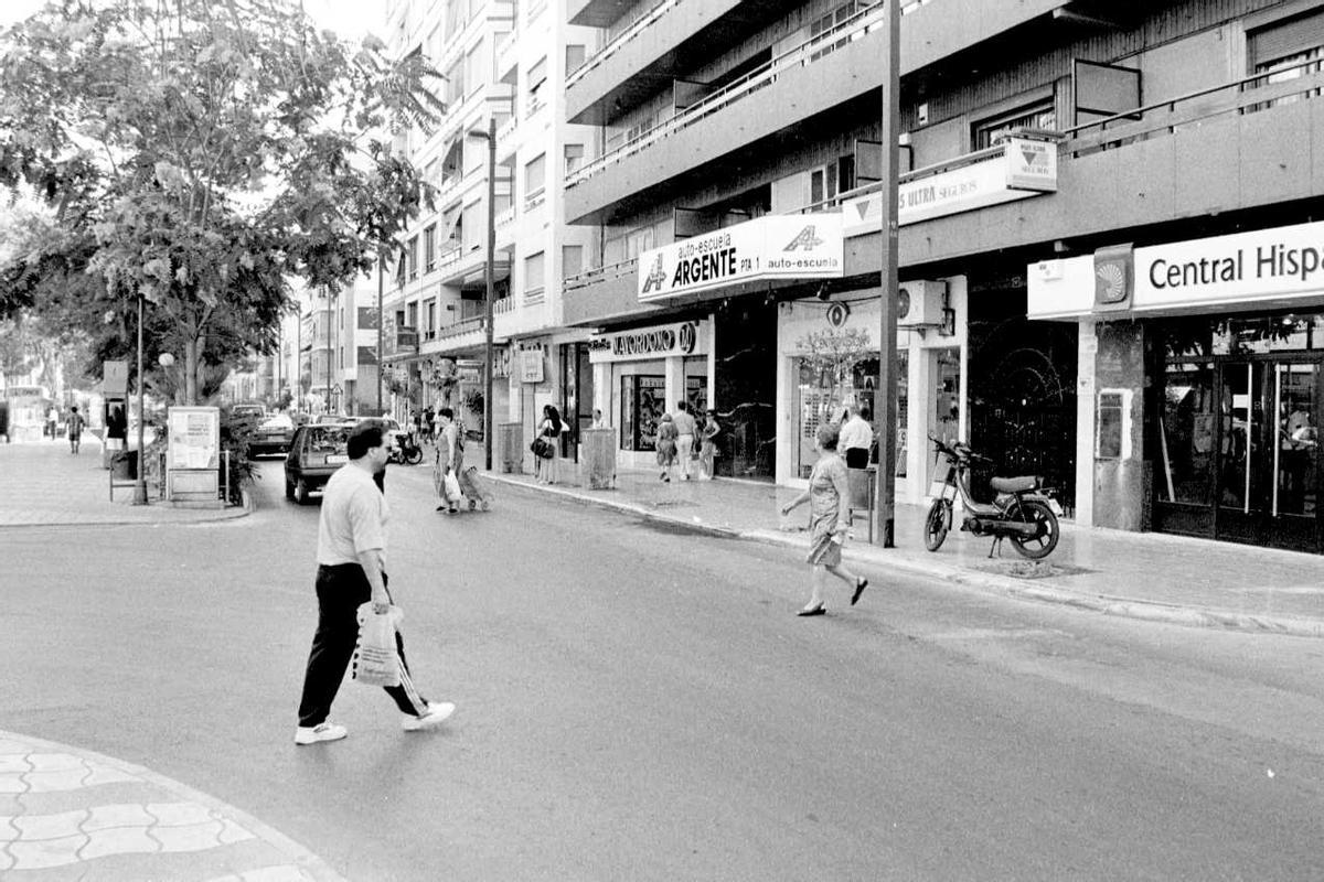 Avenida del País Valencià (ahora al Vedat) en 1996.jpg Avenida del País Valencià (ahora al Vedat) en 1996.jpg
