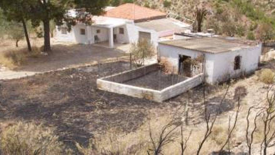 La escasa vegetación que rodea la casa donde comenzó el incendio parece facilitar la extinción, aunque nadie atajó las llamas.