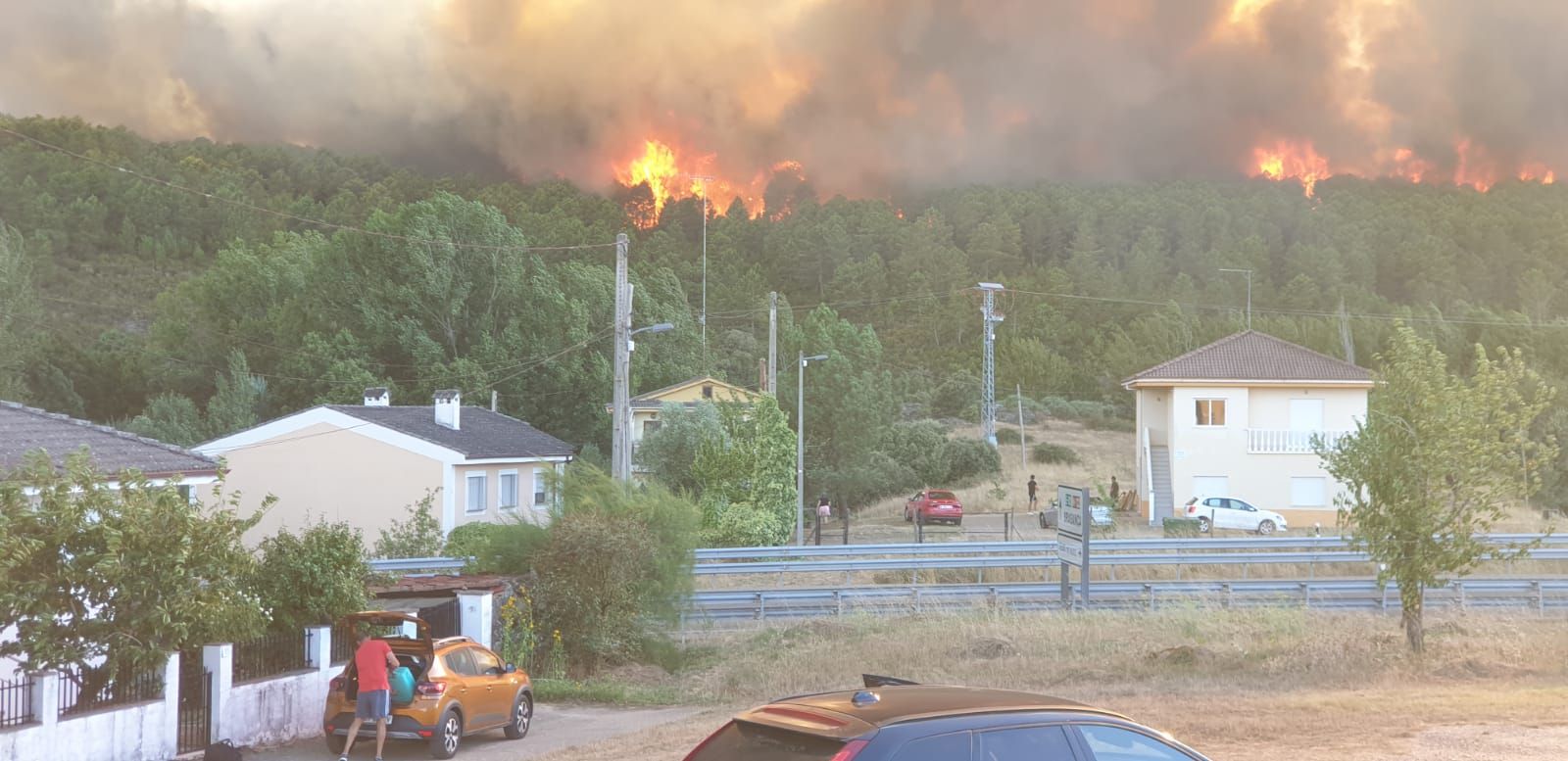 Las espectaculares imágenes del avance del fuego de Trabazos