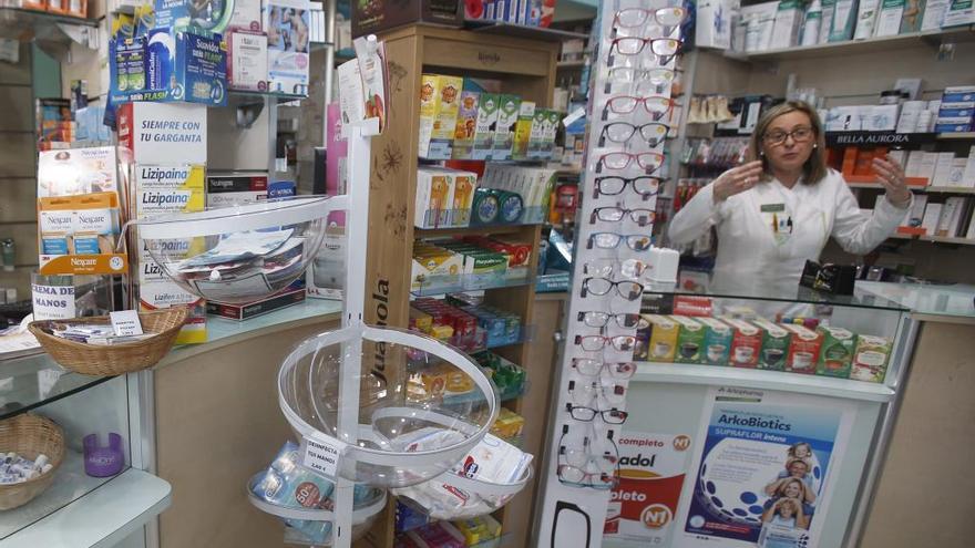 Despachan una caja de mascarillas reservada con anterioridad, ayer, en la Farmacia Alamanzón.