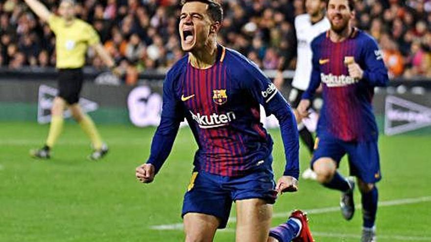Coutinho celebra un gol en un duelo entre Valencia y Barcelona, los dos finalistas de la Copa de 2018.