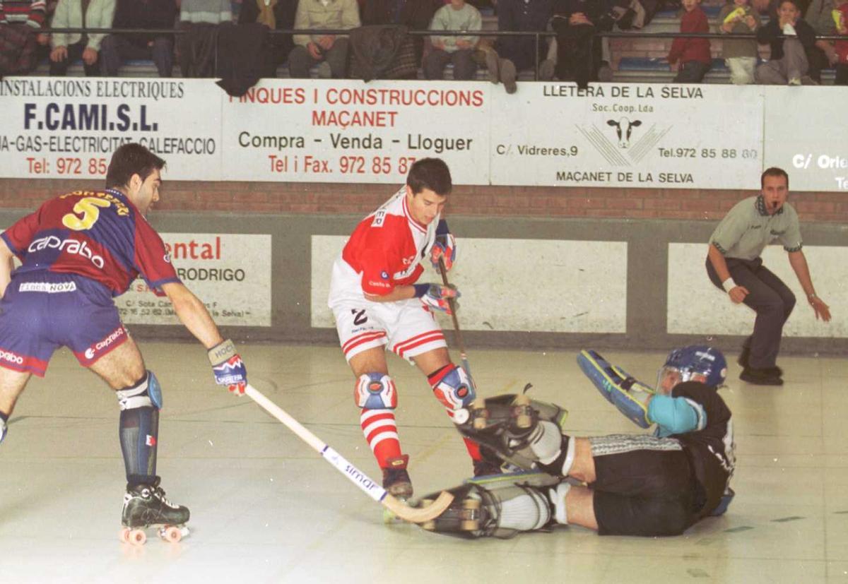 Adroher, en un partit amb el SHUM contra l'Igualada el 2001 amb 16 anys