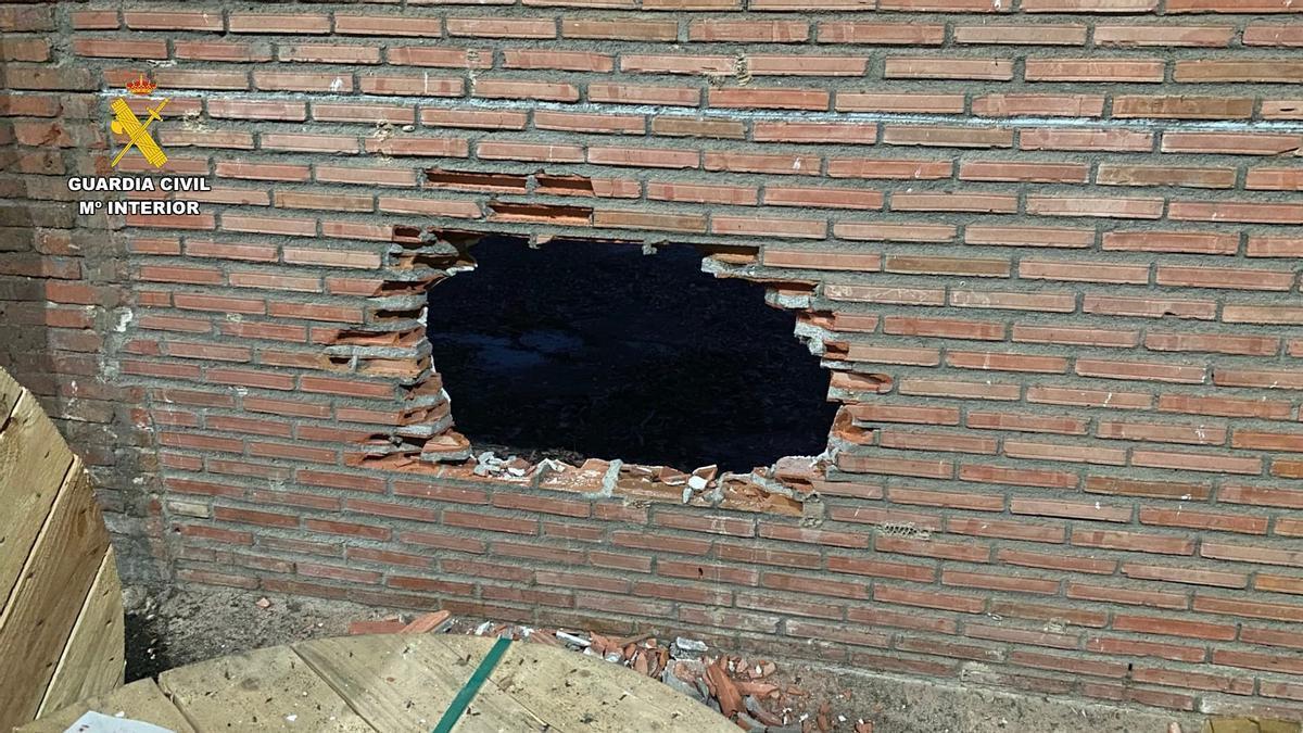 Butrón en las instalaciones eléctricas en Almaraz.