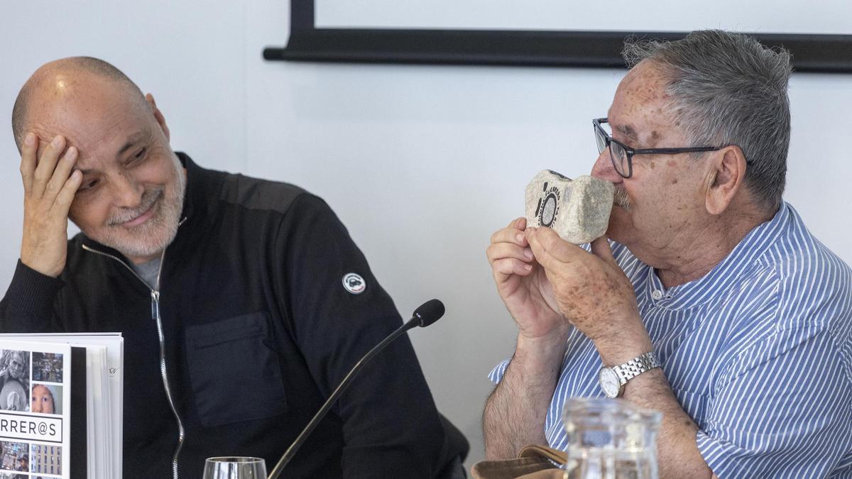 Los fotógrafos Julio Carbó y Joan Guerrero durante la presentación del libro 'Guerrer@s', que recoge fotografías de varios autores y autoras en homenaje al fotógrafo Joan Guerrero. Es una iniciativa de Catalunya Mirades Solidaries y en beneficio de la ONG Arrels.
