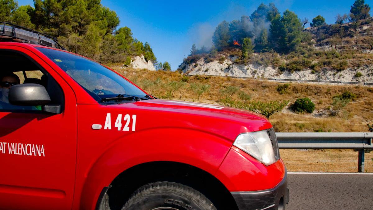 Continúan las labores de extinción del incendio en la Vall d'Ebo