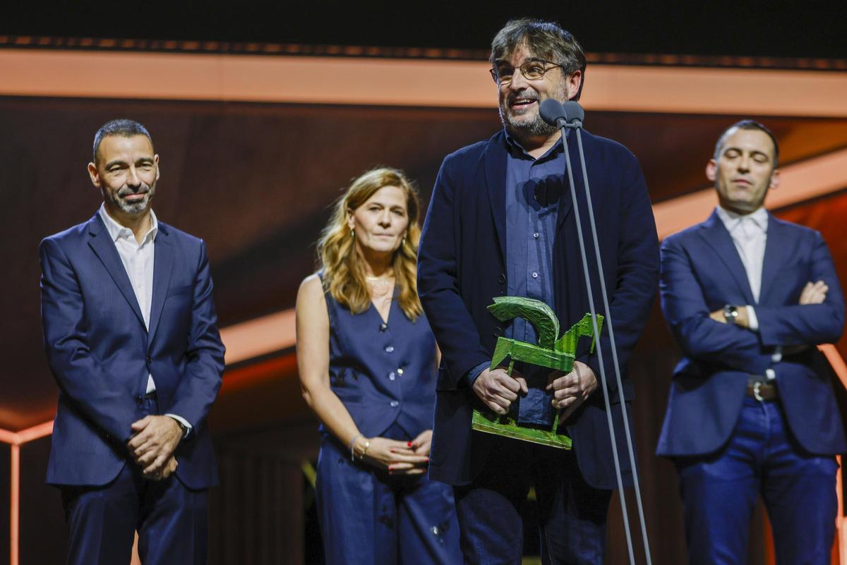 FOTOS | Gala de los Premios Ondas 2024. En la foto, El periodista Jordi Évole y representantes de los programas 20 años del 11-M (RTVE, EiTB y La Sexta) recogen el Premio Ondas Nacional de Televisión a Mejor programa de actualidad o cobertura especial FOTOS | Gala de los Premios Ondas 2024. En la foto, El periodista Jordi Évole y representantes de los programas 20 años del 11-M (RTVE, EiTB y La Sexta) recogen el Premio Ondas Nacional de Televisión a Mejor programa de actualidad o cobertura especial