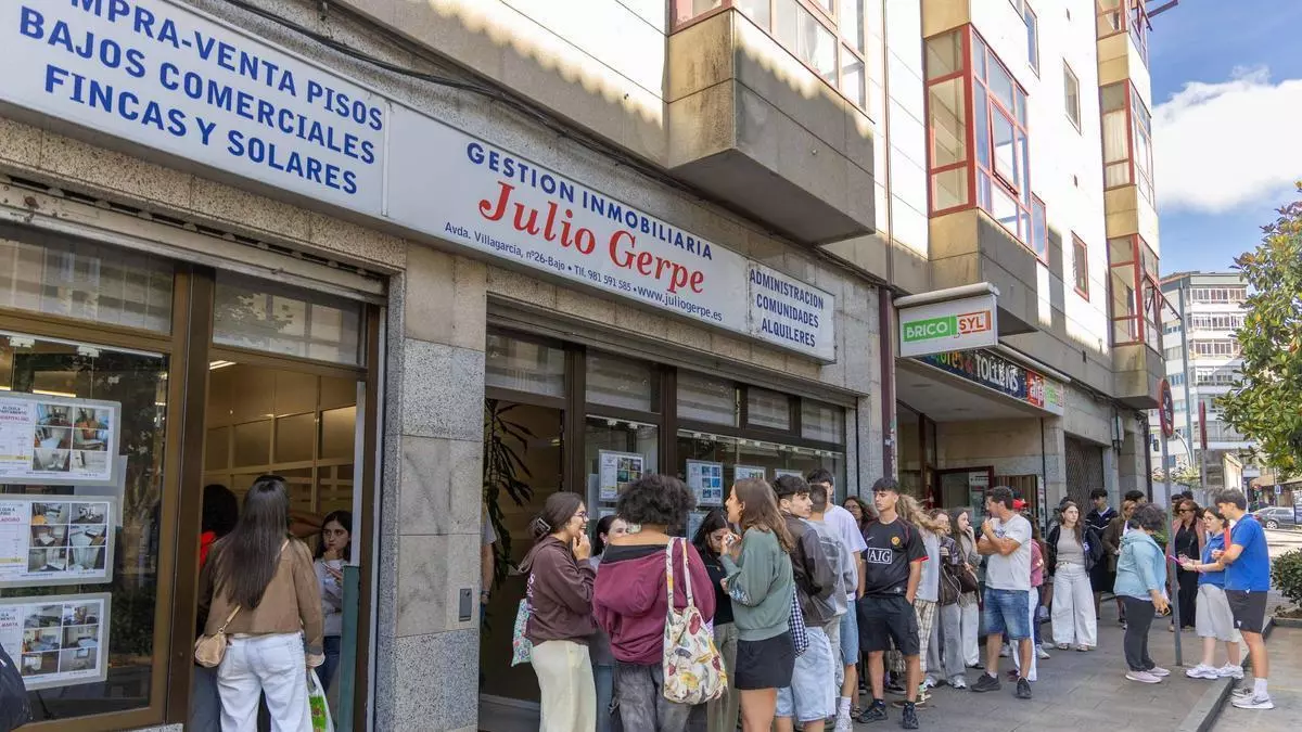 La carrera por un piso de estudiantes en Santiago empieza a las 2.30 de la madrugada: "Preferimos fastidiarnos una noche antes que vivir cuatro años en un mal piso"