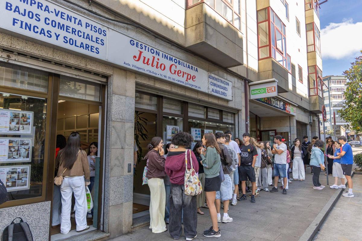 Cola de estudiantes ante una inmobiliaria de Santiago en busca de un piso para el próximo curso.