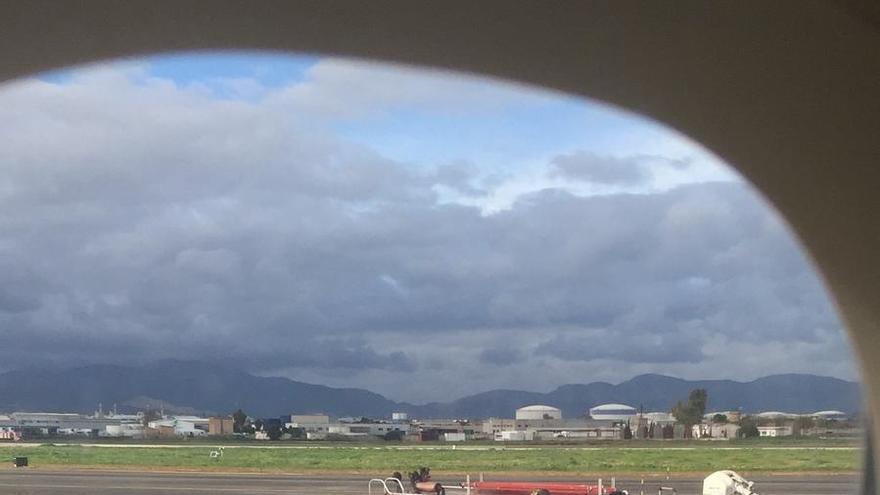 Un camión de bomberos, a pie de pista, tras el aterrizaje esta mañana del avión de Easyjet tras chocar contra un ave.