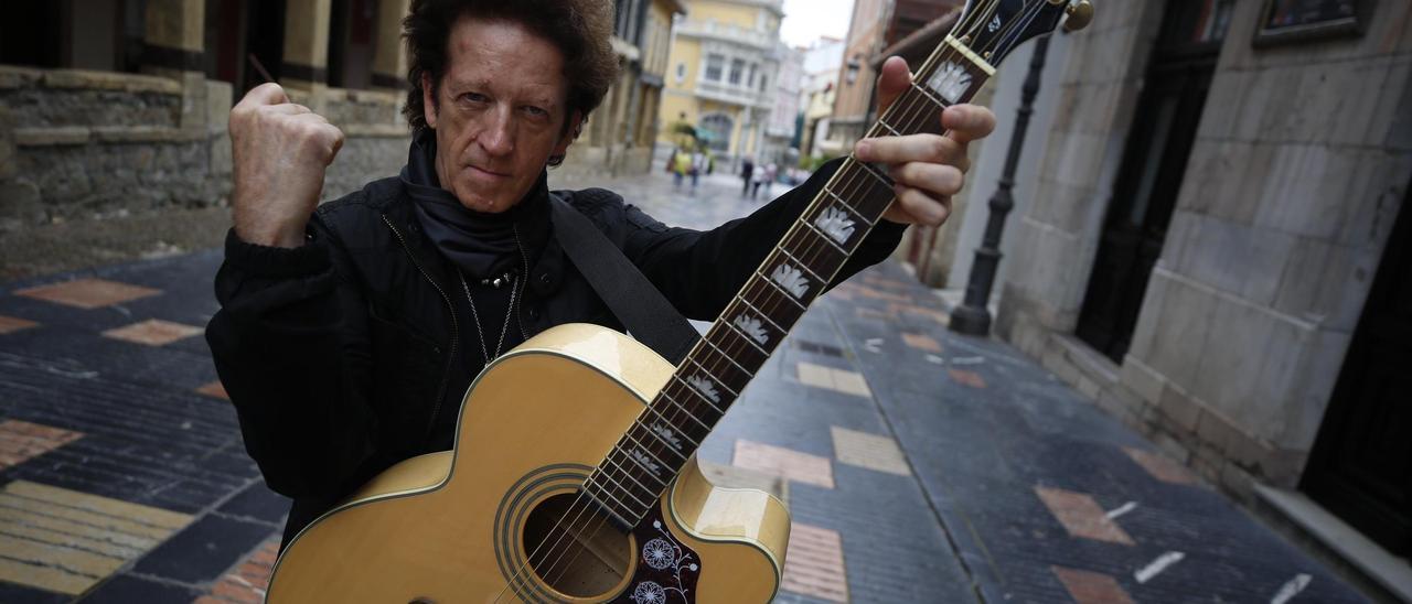 Willie Nile, cantautor neoyorquino, con su guitarra, en la calle Galiana.