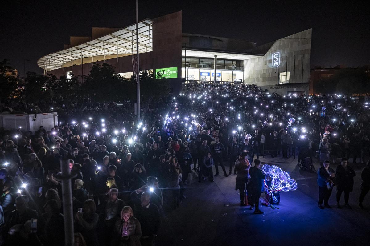 El superárbol de Navidad de Badalona. Badalona ha encendido ya las más de 82.000 luces píxel que componen su tan mediático ‘superárbol’ de Navidad.